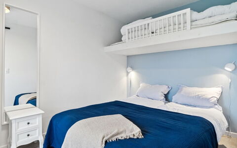 Jesper - 350M from the Sea: Letto, Mobilia, Bedding, Camera Da Letto, Interior Design, Lenzuolo, Pavimento, Parete, Pavimentazione, Biancheria