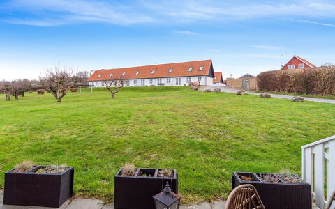 Jesper - 350M from the Sea: Cielo, Erba, Plain, Lotto, Groundcover, Prato, Giardino, Cortile, Landscaping, Prato