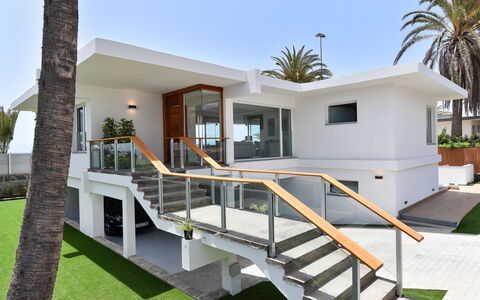 Blue Ocean: Cielo, Giorno, Costruzione, Pianta, Albero, Finestra, Urban Design, Casa, Condominio, Legna