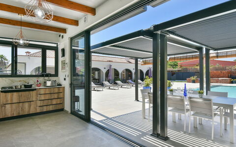 Armonia Oasis Deluxe: Proprietà, Porta, Shade, Finestra, Interior Design, Pavimento, Immobiliare, Cielo, Pavimentazione, Facciata