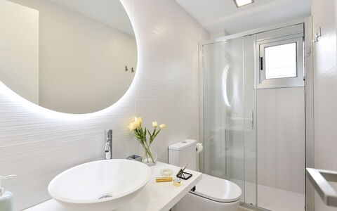 Las Nasas 1: Specchio, Rubinetto, Lavello, Idraulico Fixture, Proprietà, Pianta, Lavandino Del Bagno, Costruzione, Bagno, Interior Design