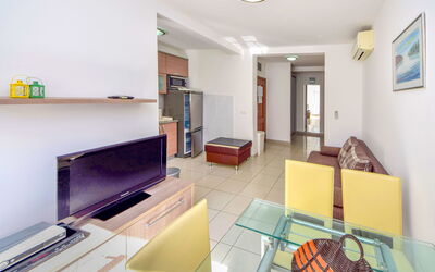 Jasmina 250.2: Proprietà, Divano, Cornice, Tavolo, Interior Design, Divano Letto, Televisione, Soggiorno, Pavimento, Pavimentazione