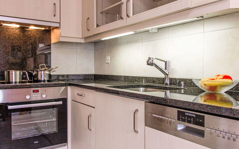 Dominic: Cabinetry, Controsoffitto, Lavandino Della Cucina, Proprietà, Lavello, Rubinetto, Cucina Stufa, Elettrodomestico Da Cucina, Cucina, Idraulico Fixture