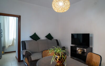 Montesilvano Mare 2 29.2: Tavolo, Mobilia, Pianta, Divano, Comfort, Legna, Illuminazione, Interior Design, Soggiorno, Pavimentazione