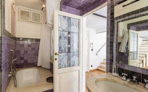 Marsicum: Vasca Da Bagno, Idraulico Fixture, Proprietà, Rubinetto, Bagno, Viola, Doccia, Interior Design, Pavimento