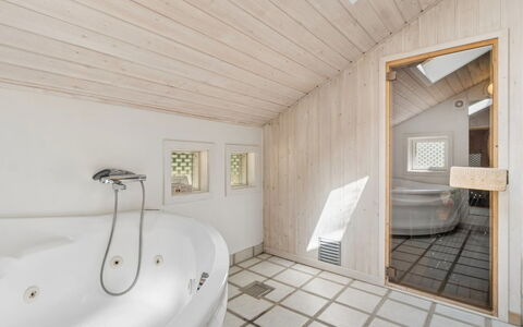 Aimo - 300M from the Sea: Idraulico Fixture, Pavimentazione, Interior Design, Pavimento, Legna, Bagno, Soffitto, Vasca Da Bagno, Idraulico, Casa