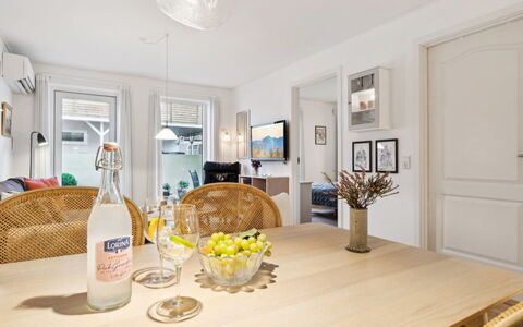 Franca - 75M from the Sea: Legna, Mobilia, Appartamento, Camera, Soffitto, Color Legno, Sedia, Latifoglie, Vernice, Legname