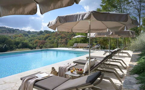 Melaiolo Modern Apartment With Pool, Montaione, To: Acqua, Nube, Proprietà, Cielo, Pianta, Piscina, Ombrello, Mobili Da Esterno, Shade, Costruzione