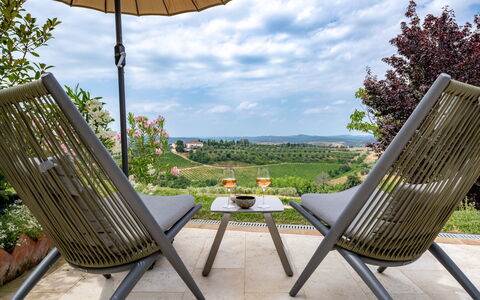 Melaiolo Modern Apartment With Pool, Montaione, To: Mobilia, Mobili Da Esterno, Sedia, Shade, Tavolo Esterno, Giardino, Terrazza, Eco Hotel, Tavolino Da Caffè, Landscaping