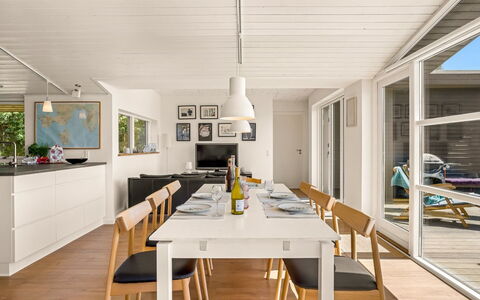 Veetrikki - 350M from the Sea: Mobilia, Pavimentazione, Interior Design, Pavimento, Legna, Pavimento In Legno, Soffitto, Cucina & Sala Da Pranzo Tavolo, Sala Da Pranzo, Tavolo