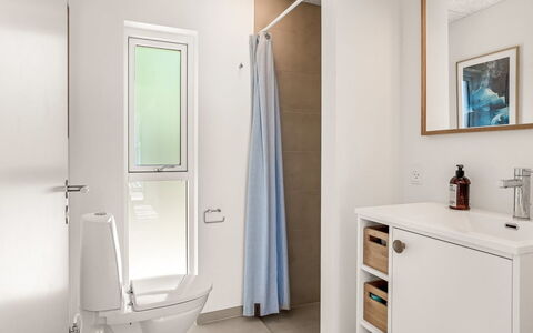 Veetrikki - 350M from the Sea: Interior Design, Pavimentazione, Pavimento, Idraulico Fixture, Parete, Bagno, Gabinetto, Lavandino Del Bagno, Lavello, Mobiletto Del Bagno