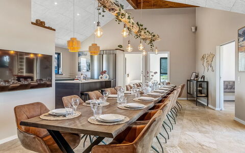 Sönke - 4Km from the Sea: Mobilia, Interior Design, Pavimentazione, Legna, Soffitto, Lampada, Cucina & Sala Da Pranzo Tavolo, Tavolo, Sala Da Pranzo, Lampadario