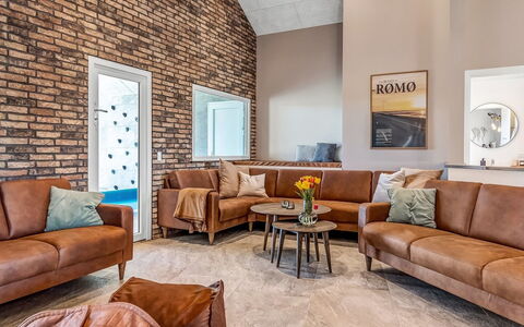 Sönke - 4Km from the Sea: Divano, Mobilia, Legna, Interior Design, Soggiorno, Pavimentazione, Appartamento, Pavimento, Casa