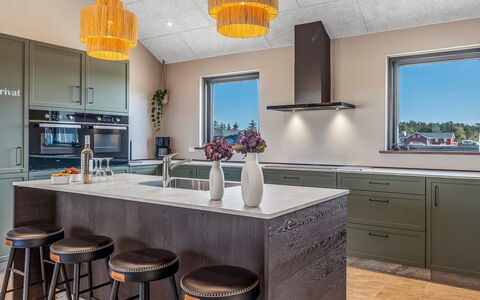 Sönke - 4Km from the Sea: Controsoffitto, Interior Design, Cucina, Mobilia, Pavimentazione, Lampada, Soffitto, Legna, Cabinetry, Elettrodomestico Da Cucina