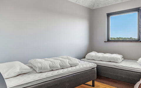 Sönke - 4Km from the Sea: Camera Da Letto, Letto, Lenzuolo, Bedding, Pavimento, Soffitto, Pavimentazione, Telaio Del Letto, Interior Design, Biancheria