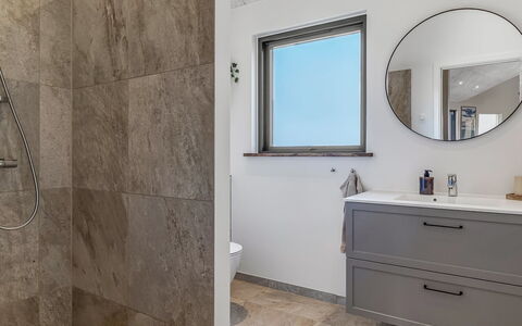 Sönke - 4Km from the Sea: Pavimentazione, Idraulico Fixture, Parete, Pavimento, Bagno, Interior Design, Mobiletto Del Bagno, Lavandino Del Bagno, Rubinetto, Idraulico
