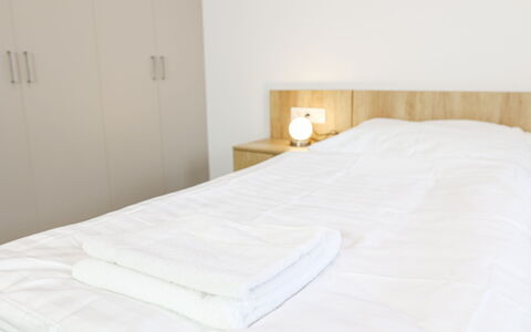 Bozi Dar 300: Letto, Mobilia, Camera Da Letto, Pavimentazione, Pavimento, Bedding, Lenzuolo, Legna, Interior Design, Biancheria