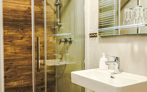 Bozi Dar 300: Pavimentazione, Parete, Pavimento, Idraulico Fixture, Interior Design, Bagno, Legna, Idraulico, Lavandino Del Bagno, Lavello