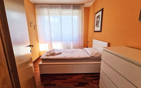 Francesca: Mobilia, Letto, Camera Da Letto, Pavimento, Pavimentazione, Interior Design, Lenzuolo, Legna, Bedding, Camera