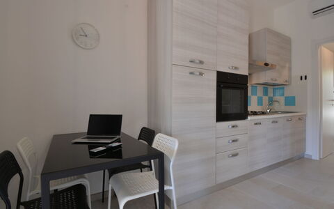 Costa Rei 510: Pianta, Mobilia, Tavolo, Costruzione, Cielo, Sedia, Nube, Shade, Finestra, Legna