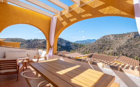 Montecala: Cielo, Proprietà, Mobilia, Legna, Shade, Mobili Da Esterno, Albero, Costruzione, Paesaggio, Tempo Libero