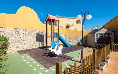 Montecala: Costruzione, Azzurro, Pianta, Cielo, Urban Design, Shade, Biome, Zona Residenziale, Paesaggio, Facciata