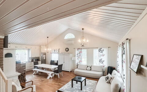 Tyttelsson: Interior Design, Mobilia, Soffitto, Legna, Pavimentazione, Divano, Pavimento, Soggiorno, Lampada, Casa