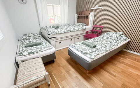 Tyttelsson: Camera Da Letto, Letto, Mobilia, Interior Design, Pavimento, Lenzuolo, Pavimentazione, Bedding, Biancheria, Tessile