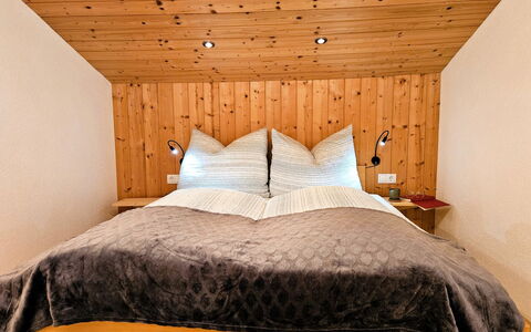 Alberts Huamat: Letto, Camera Da Letto, Interior Design, Lenzuolo, Legna, Bedding, Mobilia, Pavimento, Pavimentazione, Soffitto