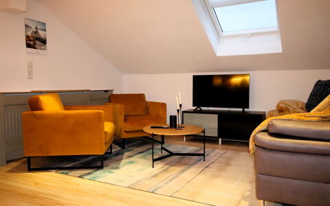 Alberts Huamat: Mobilia, Interior Design, Pavimentazione, Pavimento, Divano, Soggiorno, Legna, Camera, Illuminazione, Appartamento