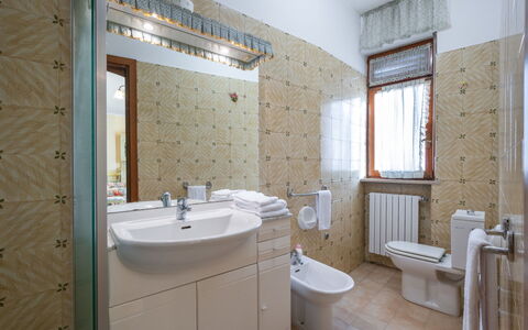 Castagnole Monferrato 200: Specchio, Idraulico Fixture, Lavello, Proprietà, Rubinetto, Bagno, Lavandino Del Bagno, Viola, Finestra