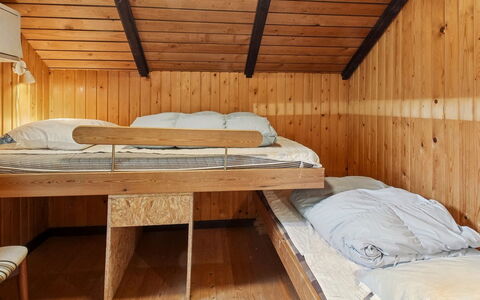 Amila - 30Km from the Sea: Legna, Camera Da Letto, Letto, Pavimento, Pavimentazione, Mobilia, Soffitto, Interior Design, Lenzuolo, Latifoglie