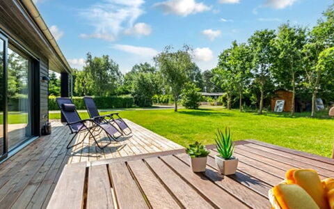 Aruna - 550M from the Sea: Tetto, Casa, Casa, Villetta, Porta, Raccordo, Deck, Portico, Plank, Latifoglie