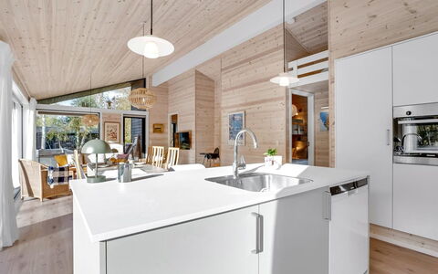 Aruna - 550M from the Sea: Cucina, Controsoffitto, Pavimentazione, Legna, Interior Design, Elettrodomestico Da Cucina, Soffitto, Mobilia, Pavimento, Casa