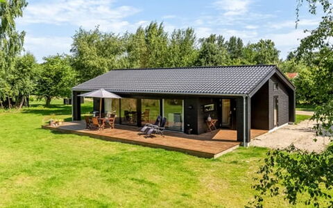 Aruna - 550M from the Sea: Tetto, Casa, Casa, Villetta, Porta, Raccordo, Deck, Portico, Plank, Latifoglie