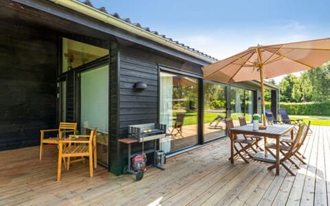 Aruna - 550M from the Sea: Tetto, Casa, Casa, Villetta, Porta, Raccordo, Deck, Portico, Plank, Latifoglie