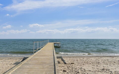Bjarni - 175M from the Sea: Legna, Casa, Portico, Deck, Latifoglie, Tetto, Color Legno, Pavimento In Legno, Eco Hotel