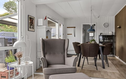 Filomena - 300M from the Sea: Mobilia, Interior Design, Pavimentazione, Sedia, Pavimento, Legna, Soggiorno, Tavolo, Camera, Casa