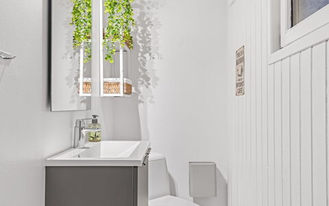Filomena - 300M from the Sea: Idraulico Fixture, Interior Design, Bagno, Lavello, Vaso Di Fiori, Lavandino Del Bagno, Rubinetto, Gabinetto, Pavimentazione, Idraulico