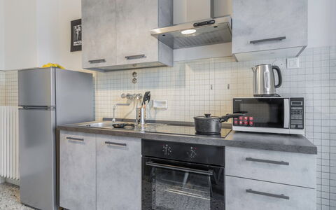 Romina Apartment, Florence, Campo Marte: Cucina, Elettrodomestico Da Cucina, Controsoffitto, Apparecchio Major, Cucina Stufa, Pavimentazione, Cabinetry, Elettrodomestico, Interior Design, Mobilia