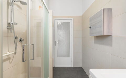 Romina Apartment, Florence, Campo Marte: Bagno, Pavimentazione, Parete, Idraulico Fixture, Pavimento, Interior Design, Gabinetto, Lavandino Del Bagno, Idraulico, Lavello