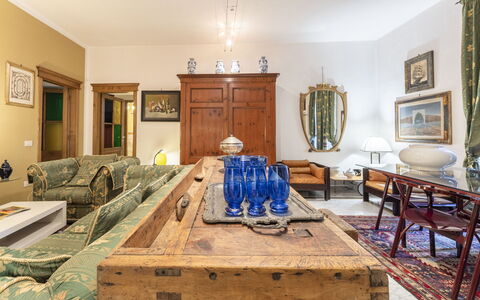 Lounge Flat Camaiore, Wifi, Versilia Coast: Cornice, Tavolo, Mobilia, Proprietà, Cabinetry, Legna, Illuminazione, Sedia, Cassetto, Pavimento