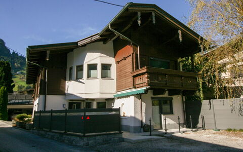 Stöckl: Cielo, Pianta, Costruzione, Finestra, Casa, Albero, Urban Design, Shade, Facciata, Raccordo