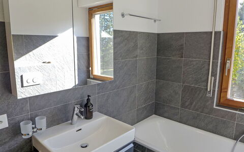 La Verdure Est N°22: Rubinetto, Specchio, Idraulico Fixture, Lavello, Lavandino Del Bagno, Vasca Da Bagno, Bagno, Costruzione, Interior Design, Architettura