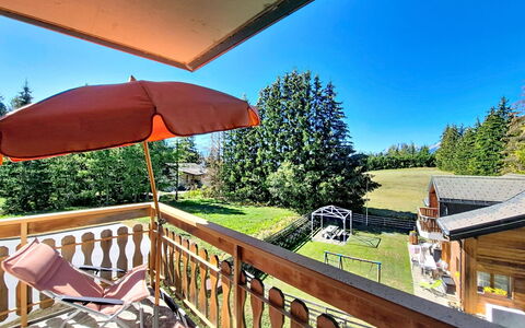 La Verdure Est N°22: Villetta, Giardino, Color Legno, Estate, Landscaping, Cortile, Latifoglie, Prato, Larice, Mobili Da Esterno