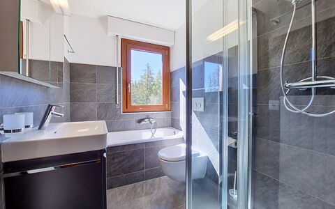 La Verdure Est N°22: Pavimentazione, Idraulico Fixture, Interior Design, Pavimento, Bagno, Lavello, Rubinetto, Soffitto, Idraulico, Casa