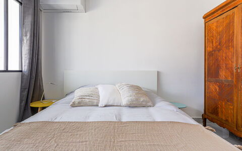 Roquebrune Cap Martin 110: Costruzione, Mobilia, Proprietà, Finestra, Comfort, Legna, Tessile, Interior Design, Letto, Telaio Del Letto