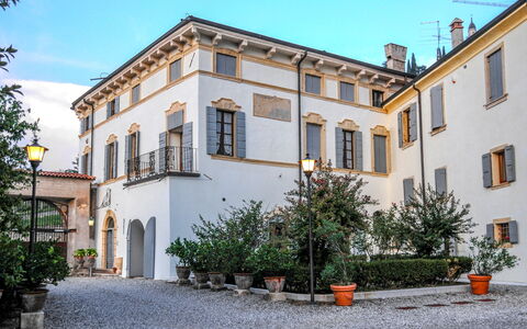 Il Vigneto, Verona, Pool, Wifi: Pianta, Cielo, Costruzione, Proprietà, Finestra, Architettura, Albero, Vaso Di Fiori, Casa