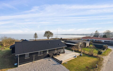 Viveke - 10M from the Sea: Legna, Casa, Portico, Deck, Latifoglie, Tetto, Color Legno, Pavimento In Legno, Eco Hotel