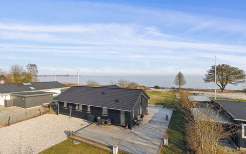 Viveke - 10M from the Sea: Legna, Casa, Portico, Deck, Latifoglie, Tetto, Color Legno, Pavimento In Legno, Eco Hotel